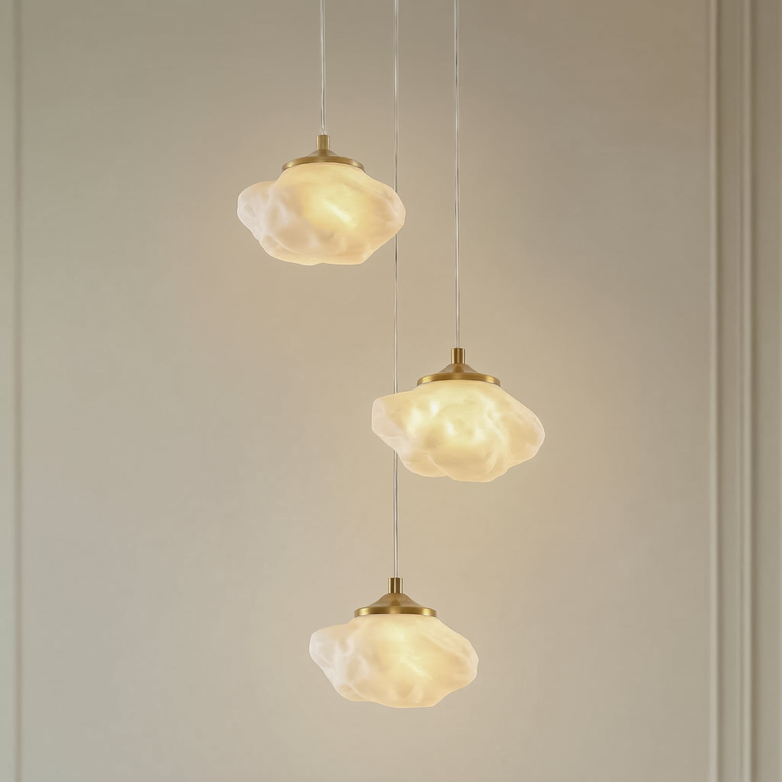 Lindby hanglamp Piatra, Ø 25 cm, 3-lamps, opaal/messing, glas