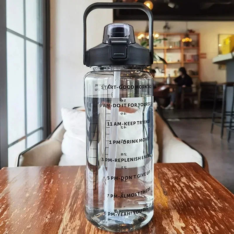 2L Tragbare Sport-Wasserflasche mit Trinkhalm und Zeitangaben
