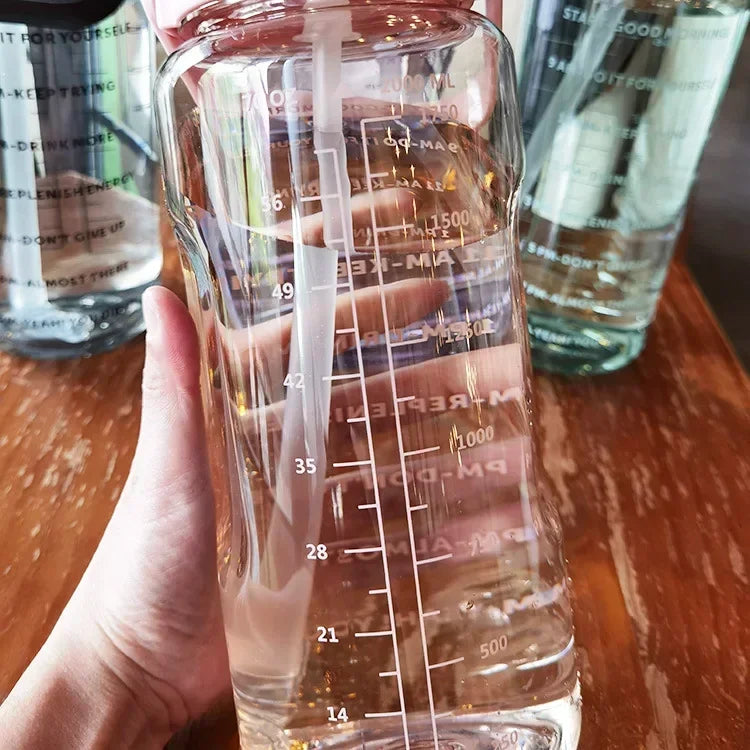 2L Tragbare Sport-Wasserflasche mit Trinkhalm und Zeitangaben