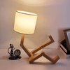 LUMIROBOT – Verstellbare Holzlampe im Roboterdesign für Lese- & Arbeitslicht