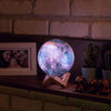 Galaxie Mondlampe – 3D-Mondlampe mit 16 Farben und Holzständer für Stimmungsvolle Beleuchtung