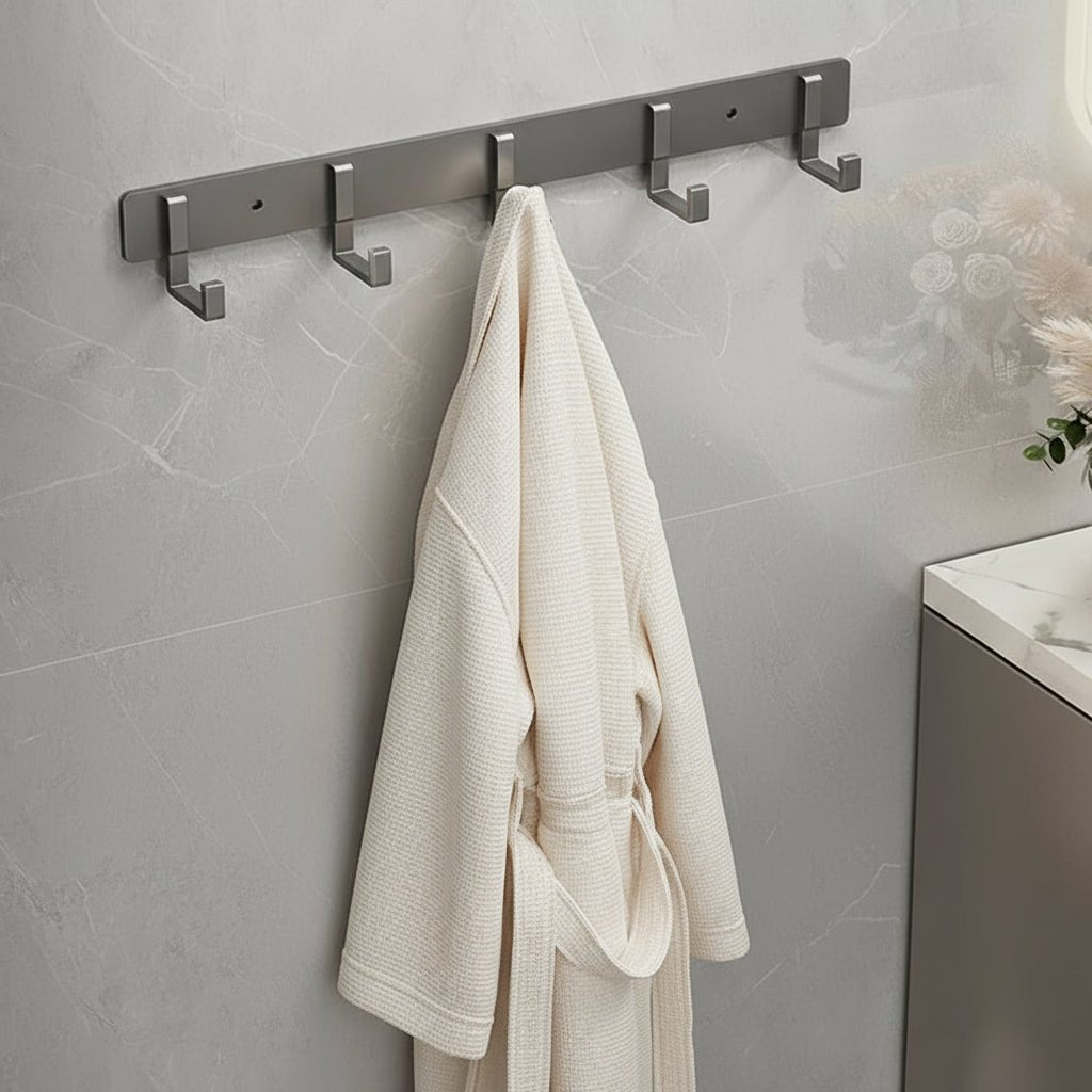 HOOKSMITH – Stabile Wandgarderobe mit schwarzen Haken 1