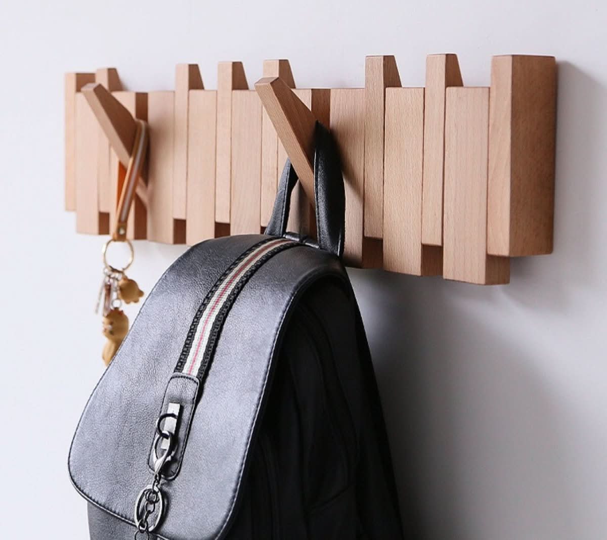 PIANOHANG – Klavier-Inspirierte Wandgarderobe aus Massivholz mit Klappbaren Haken