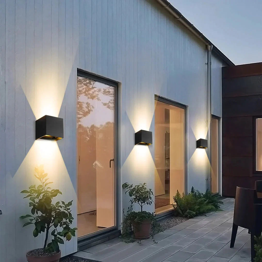 Moderne LED-Wandleuchte im Kubus-Design