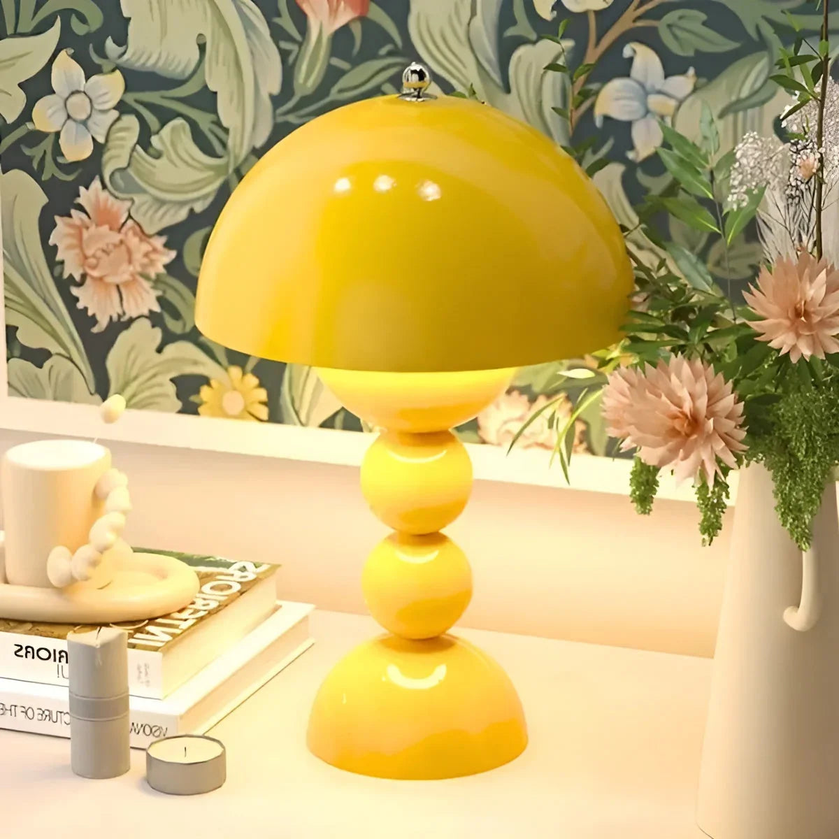 Moderne Tischlampe im Skandinavischen Design mit Goldakzenten